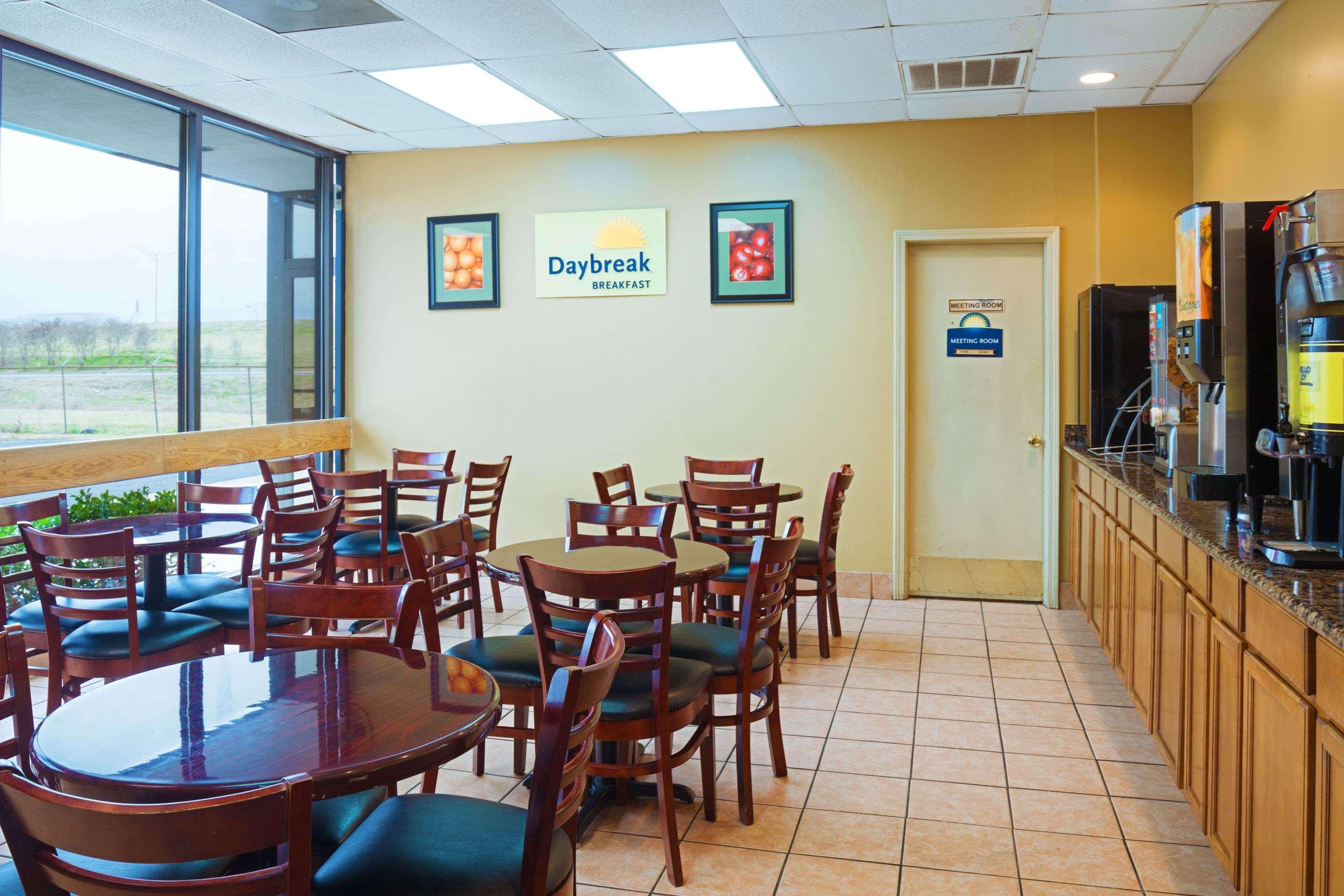 Days Inn Lafayette/University Exterior photo